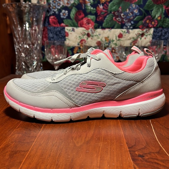 Sketchers Lite-Weight Woman’s Pink & Grey Sneakers - Picture 7 of 11